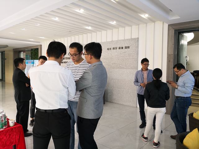 课间休息学员们交流中.jpg